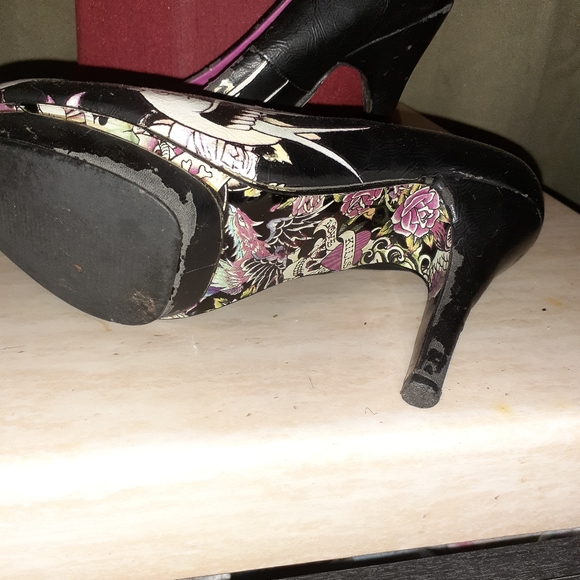 Heels - Picture 2 of 2